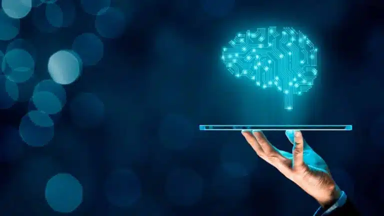 Homem segura tablet e espelha c&eacute;rebro, para mostrar como funciona Intelig&ecirc;ncia Artificial para chatbots