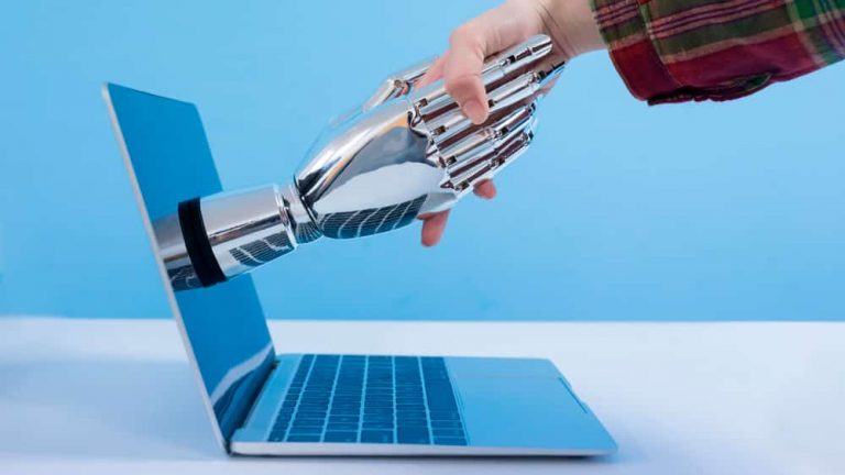 Aperto de mão entre robô e humano - Chatbots revolucionam sua experiência de marca