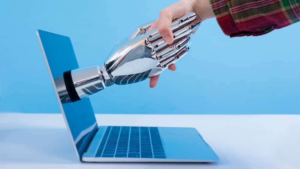 Robô e Humano apertam as mãos, que mostra a que tecnologia entende a linguagem humana e responde de forma apropriada