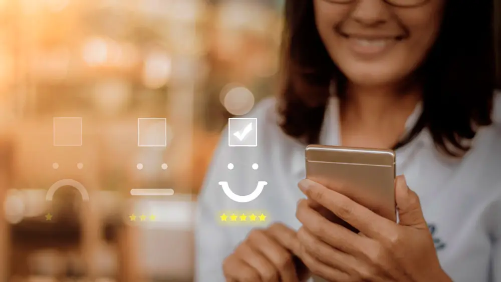 O que &eacute; bot: pessoa satisfeita avaliando o sistema de atendimento da empresa 
