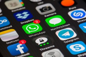 Tela de celular com apps de conversa para definir o melhor canal para seu chatbot