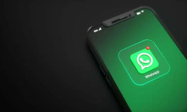 Smartphone mostrando o aplicativo pronto para usar lista de transmiss&atilde;o no WhatsApp