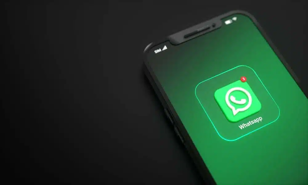 Smartphone mostrando o aplicativo pronto para usar lista de transmissão no WhatsApp