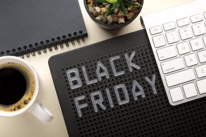 café, teclado e letras formando as palavras Black Friday, simbolizando chatbot para Black Friday