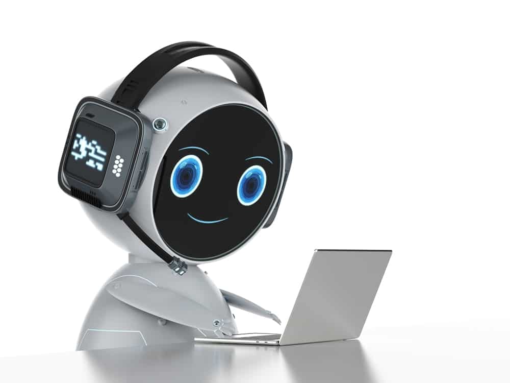 Robô trabalhando com notebook e fone de ouvido, representando chatbot para call center