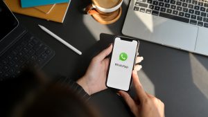 pessoa configurando uma mensagem automática WhatsApp para clientes