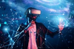 Pessoa com óculos de realidade virtual, representando atuação no metaverso.