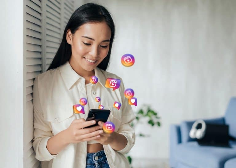 Mulher acessando perfil no Instagram pelo celular