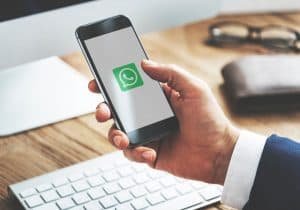 pessoa usando o WhatsApp para aprender o que é sac digital