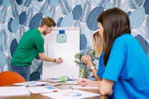 Profissional explicando as vantagens de ter CRM integrado com WhatsApp.