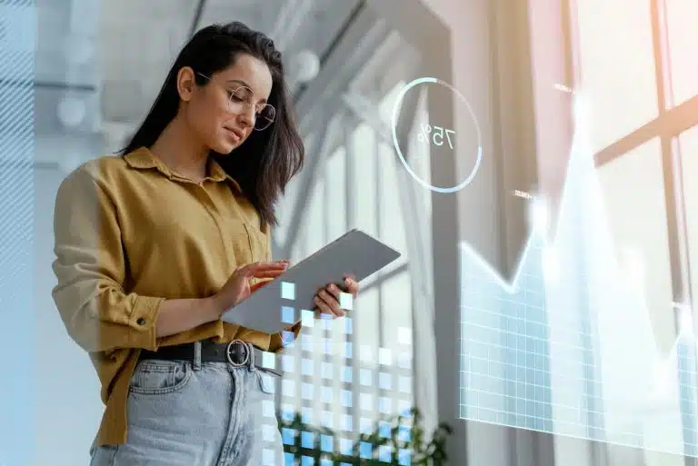 Mulher conferindo qual &eacute; a principal tend&ecirc;ncia de chatbot.