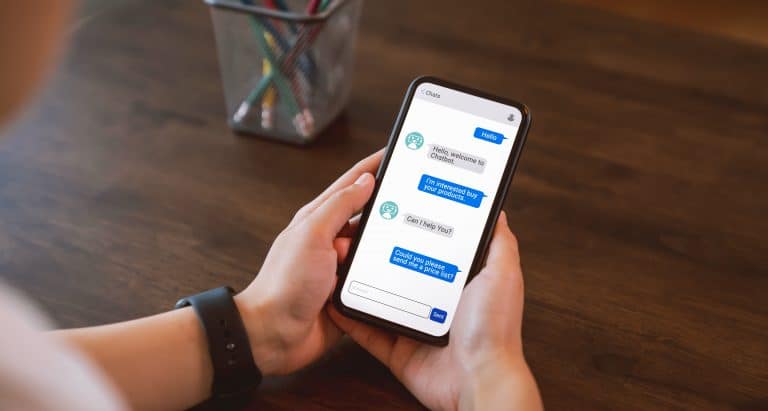 Tela de celular mostrando uma troca de mensagens entre um cliente e um chatbot